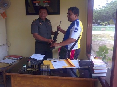 Kapten Liswar, Pasi Intel Kodim 0416 Bute saat menyerahkan barang bukti senpi rakitan 